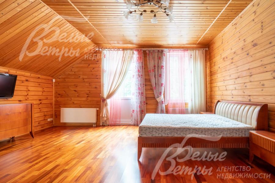 Одна из спален на втором этаже основного дома