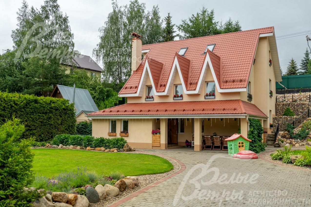 Меблированный дом, готовый проживанию, в классическом стиле с впечатляющим внешним видом