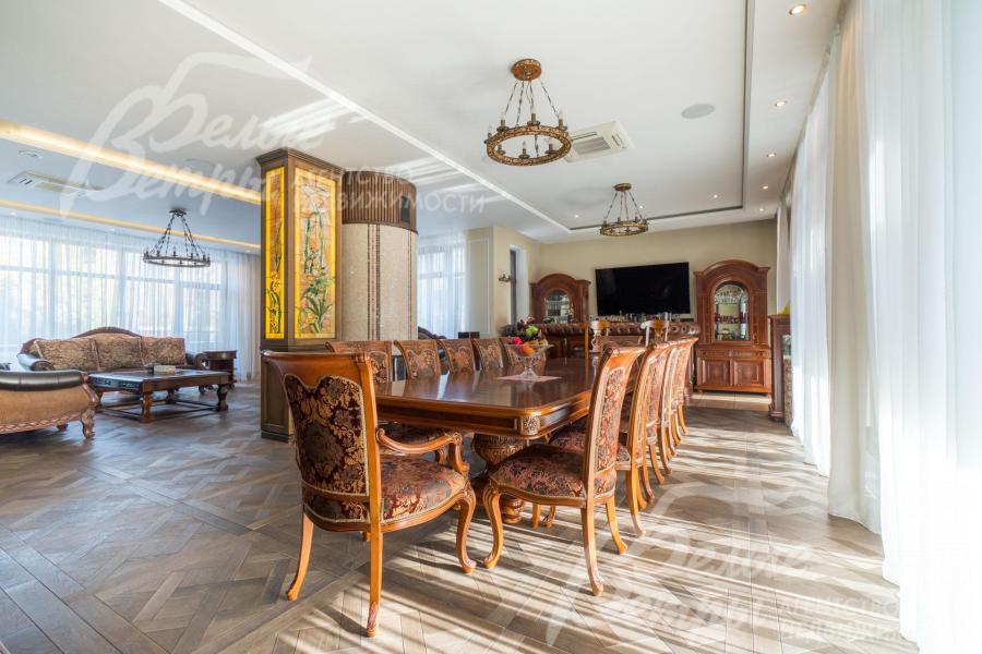 Статусный комплекс с основным и гостевым домом, и роскошной СПА-зоной в строго охраняемом поселке Чароит