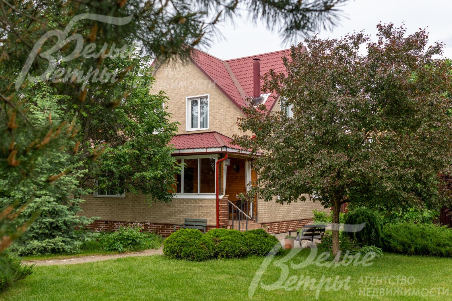 Качественно построенный, комфортный дом с классической отделкой, укомплектованный мебелью и техникой