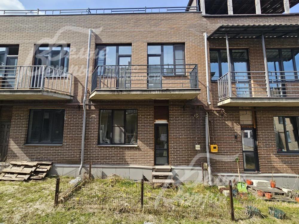 Вид на таунхаус со стороны участка