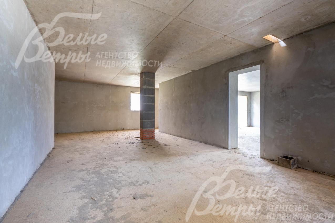 В цокольном этаже можно организовать 2 жилых помещения с собственными выходами на участок (для персонала)