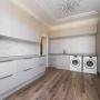 Организованное пространство хранения, стиральная и сушильная машины Miele в постирочной