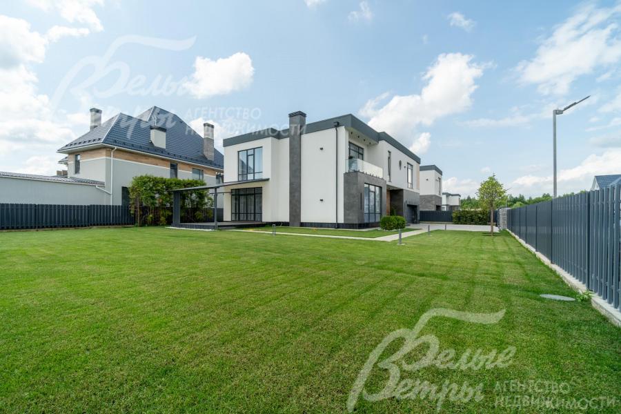 Перед домом - большая лужайка с газоном 24×20 м