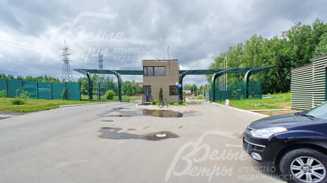 КПП с охраной при въезде в поселок
