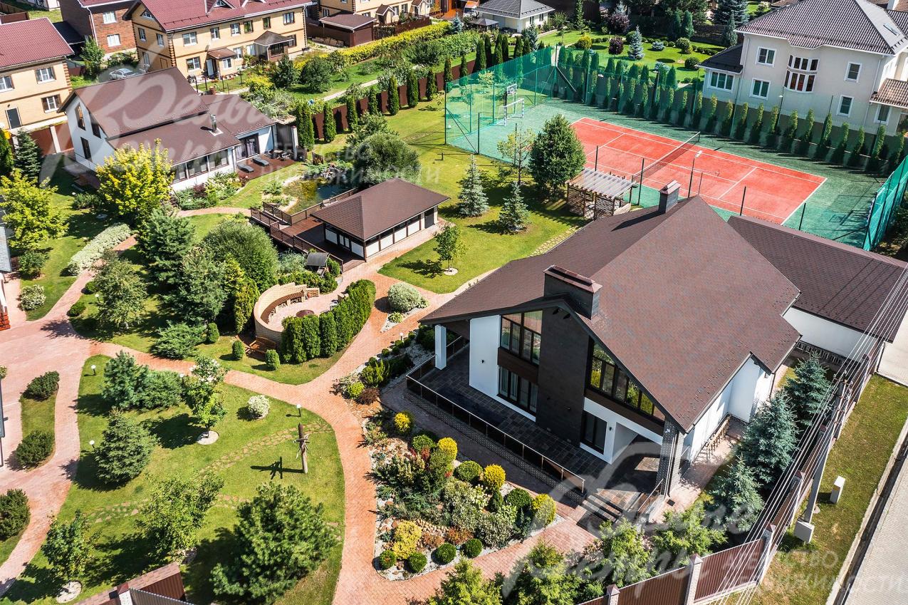 Комплекс строений общей площадью 745 кв.м в обжитом коттеджном поселке бизнес-класса Изумрудная долина