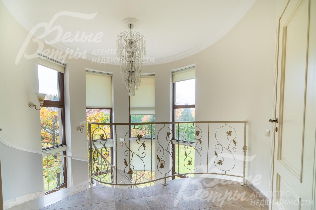 На лестничном пролёте - многоуровневый эркер с четырьмя протяжёнными окнами простирающимися в два этажа