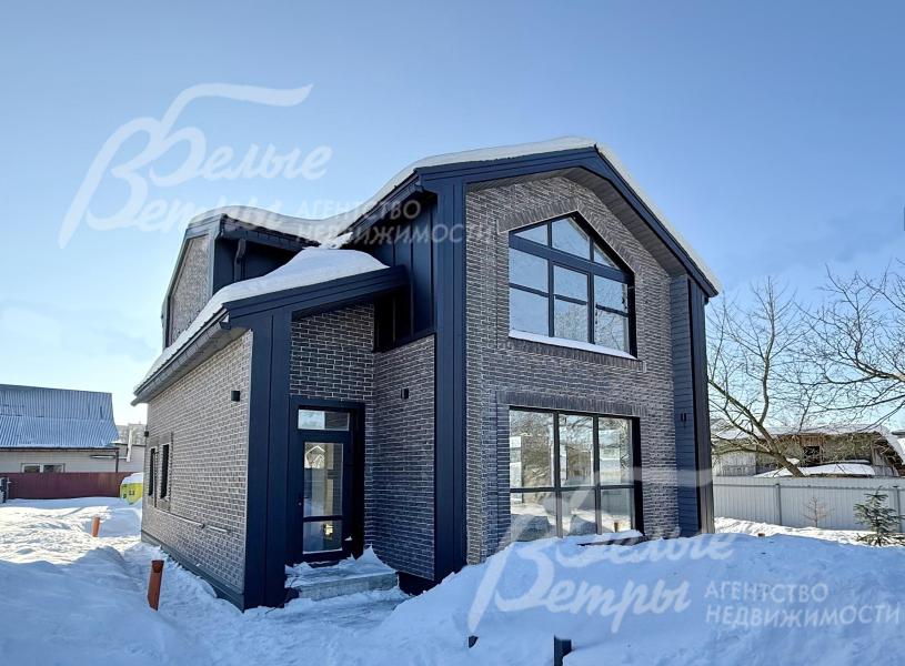 Новый дом в формате white box с современной привлекательной архитектурой в стиле барнхаус