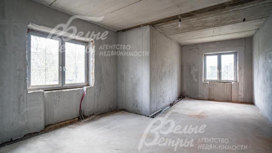 В доме 4 спальни с санузлами и большими гардеробными