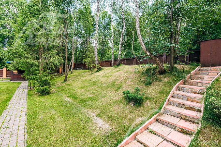 На участке выполнены: газон, дорожки, освещение