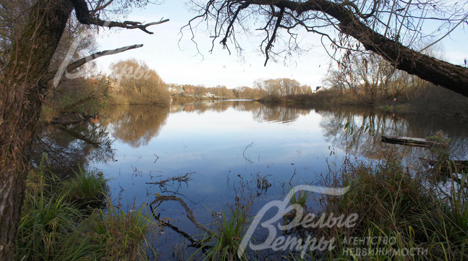 В 5 минутах пешком каскад прудов и благоустроенный пляж