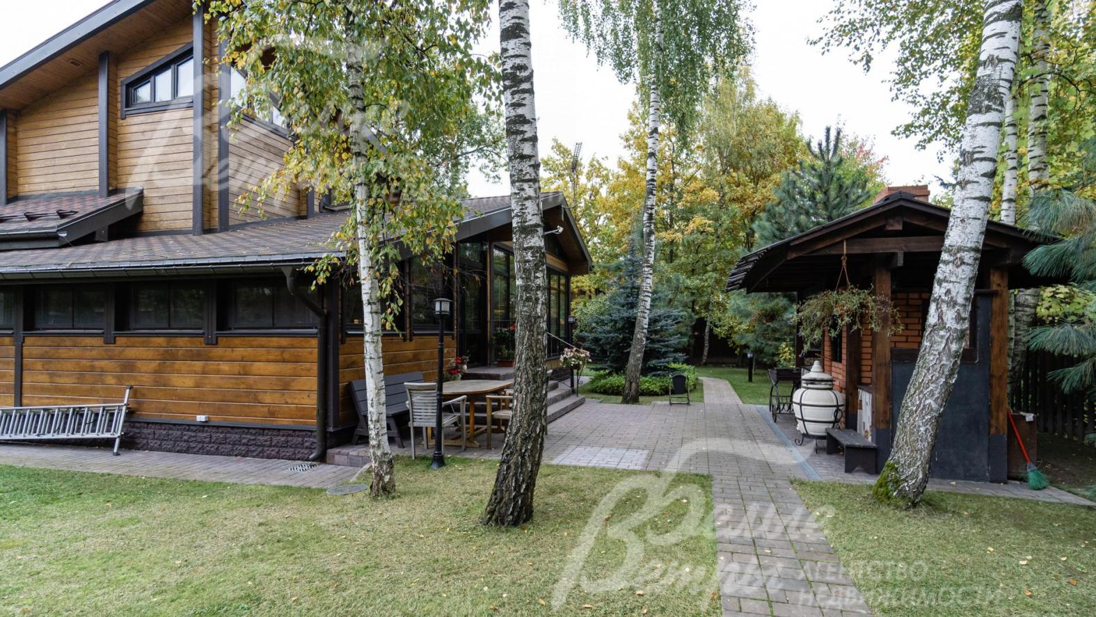 Парково-лесной участок со взрослыми дубами, берёзами