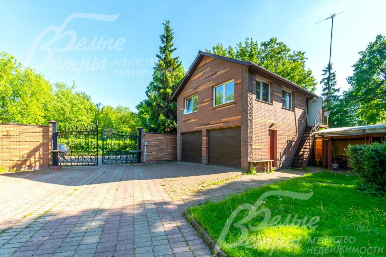 Открытая стоянка для авто перед гаражом вмещает 8-10 машин 