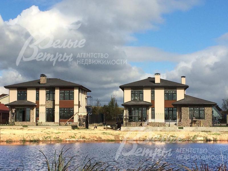 Дом расположен на берегу озера