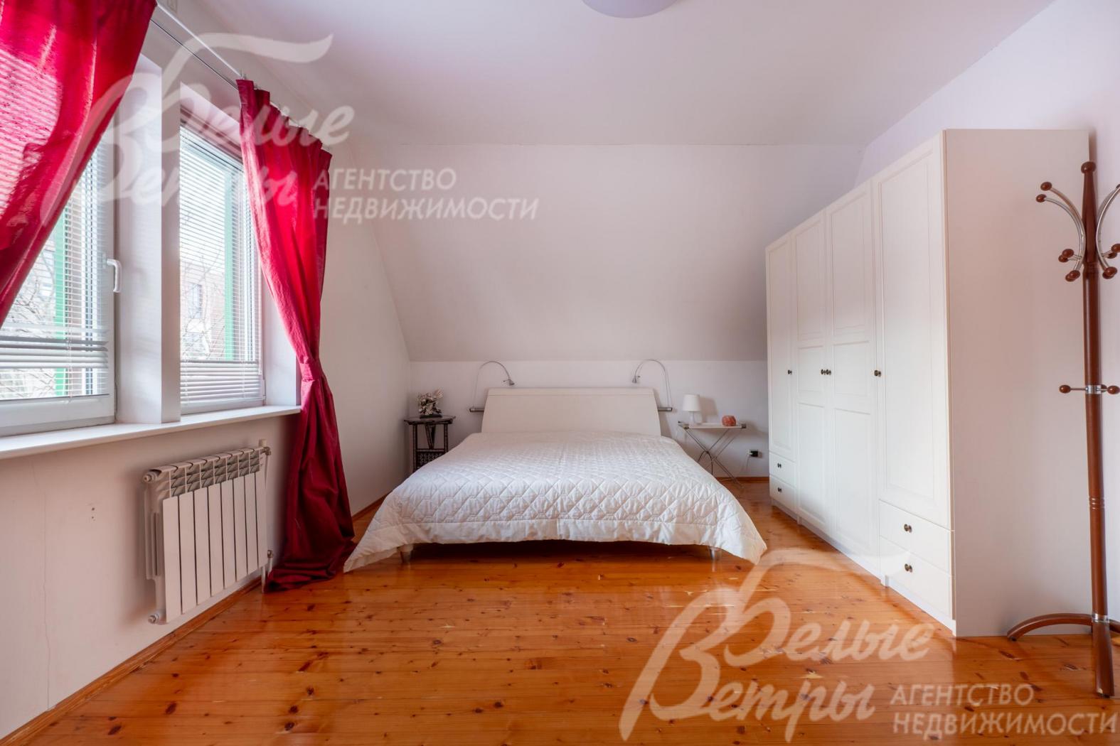 В доме - 3 просторных спальни на втором этаже