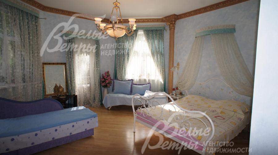 Спальня 27.5 кв.м с выходом на террасу и на участок