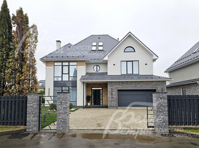 Новый кирпичный дом с архитектурой, объединяющей современную классику и элементы американского стиля