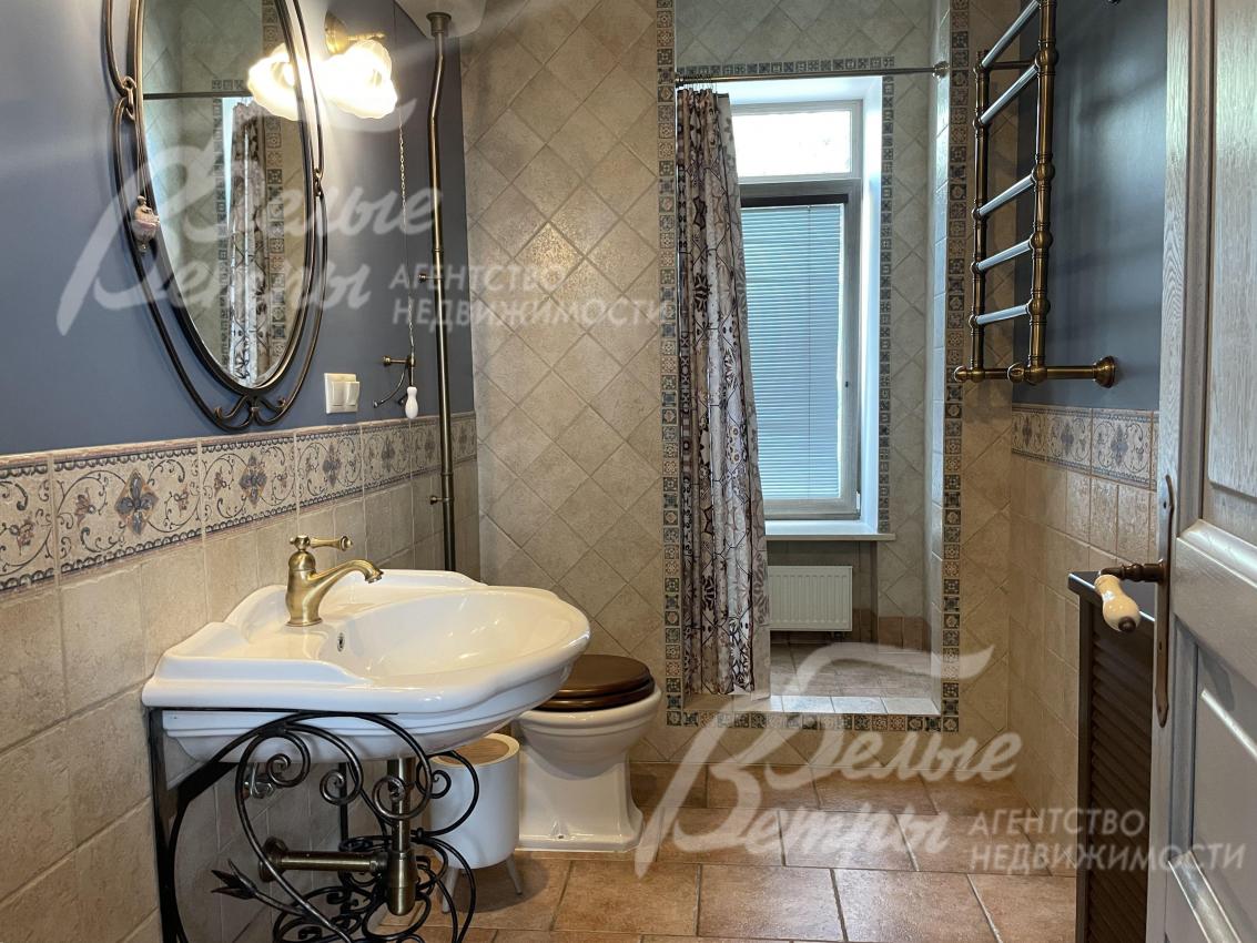 Санузел с душем на первом этаже