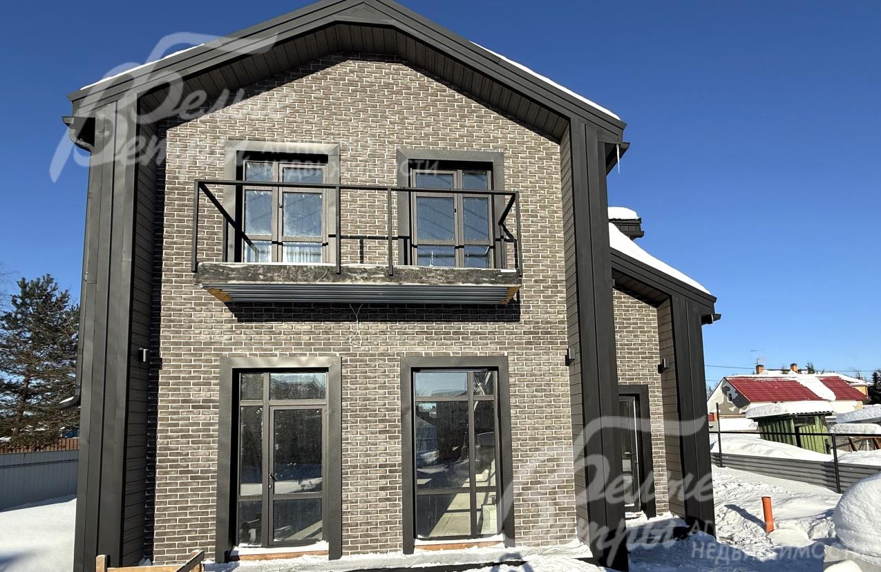 Дом стоит на компактном ровном участке, подготовленном под реализацию проекта ландшафтного дизайна, в 500 м от леса и пруда