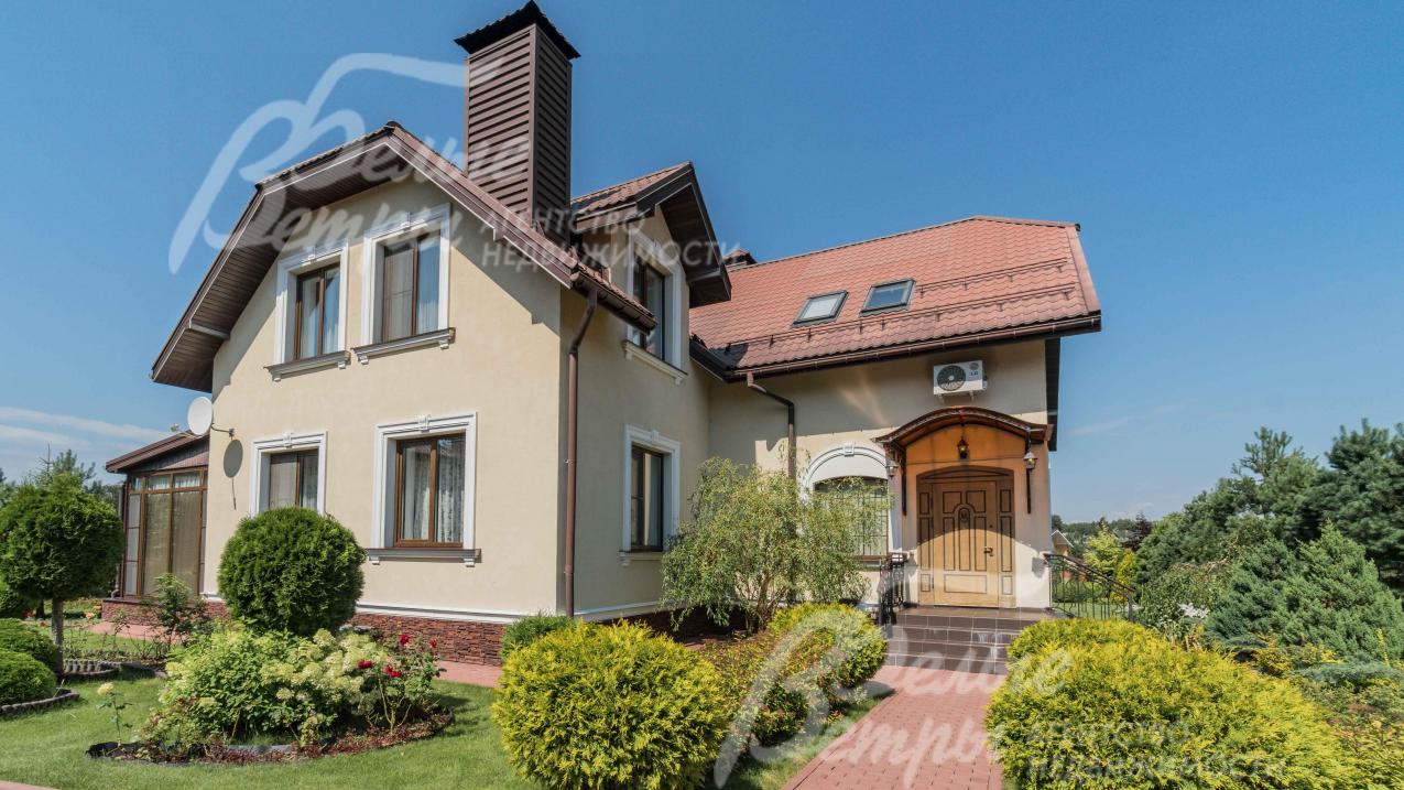 Множество декоративных деревьев и кустарников