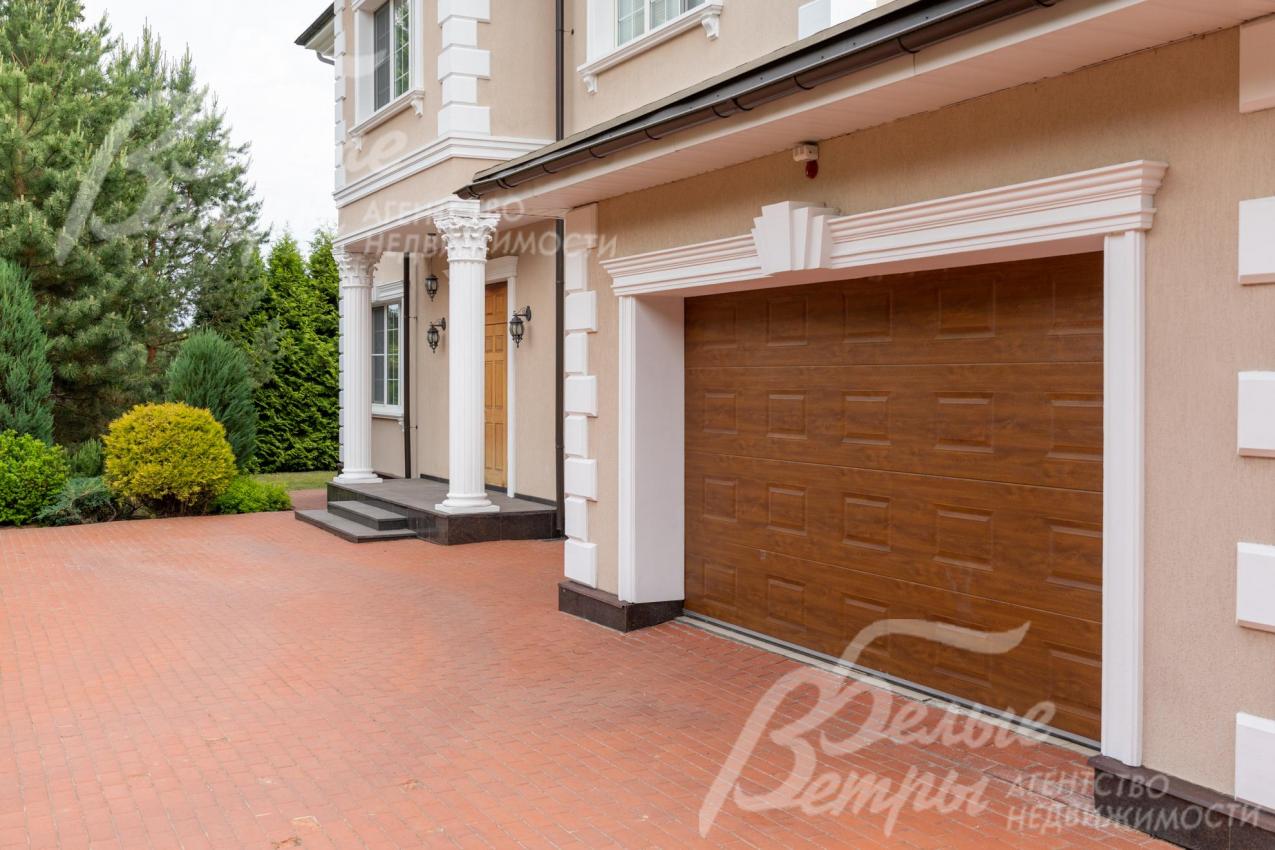 В доме есть гараж с электрическими подъемными воротами "под дерево".