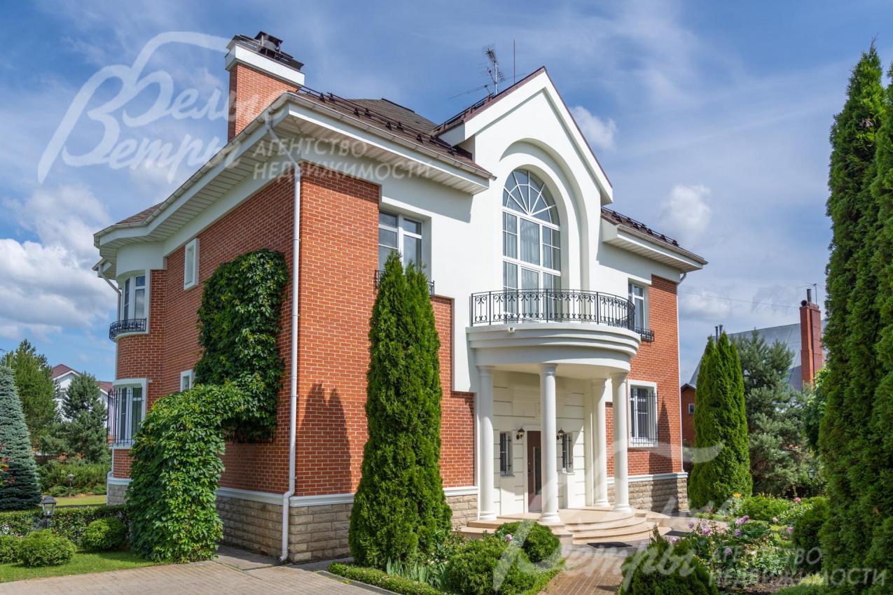 Архитектурно красивый дом под ключ площадью 697 кв.м в обжитом коттеджном поселке Руднево