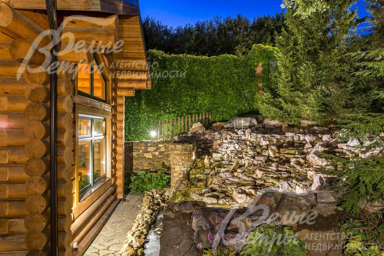 Вид из окон СПА дома на водный каскад с каменистым гребнем