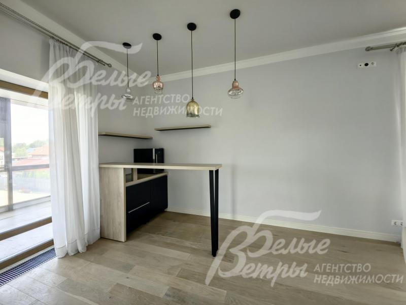 Винный шкаф в гостиной на 2-ом этаже