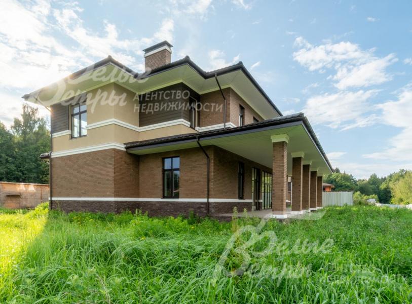 Новый дом с привлекательной эффектной архитектурой в духе Ф. Л. Райта