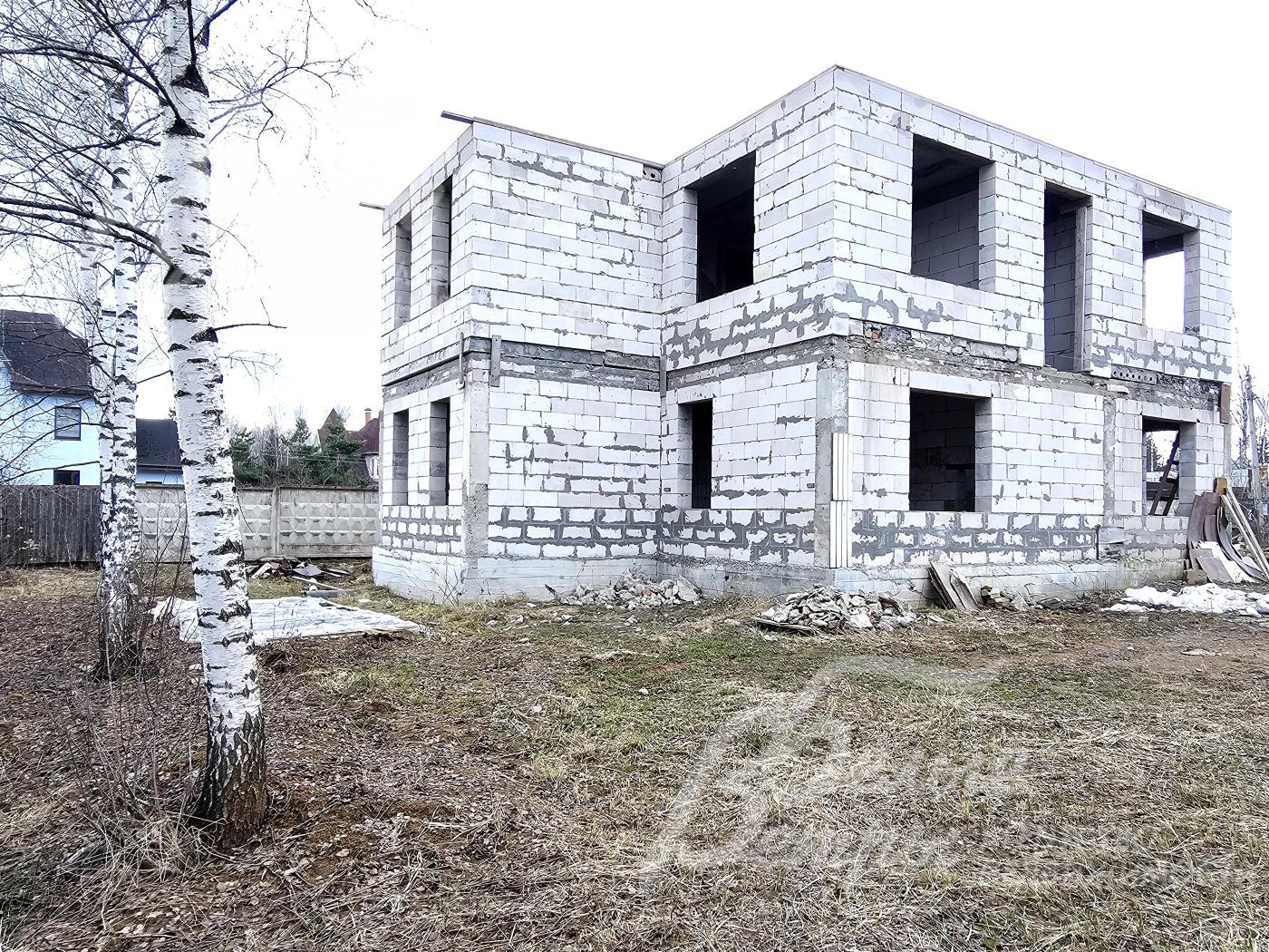 Новый дом на стадии возведения коробки: в проекте запланирована архитектура в английском стиле