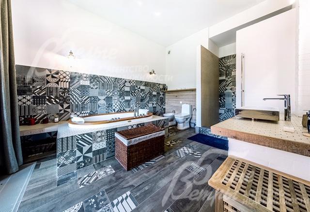 Санузел с джакузи на втором этаже