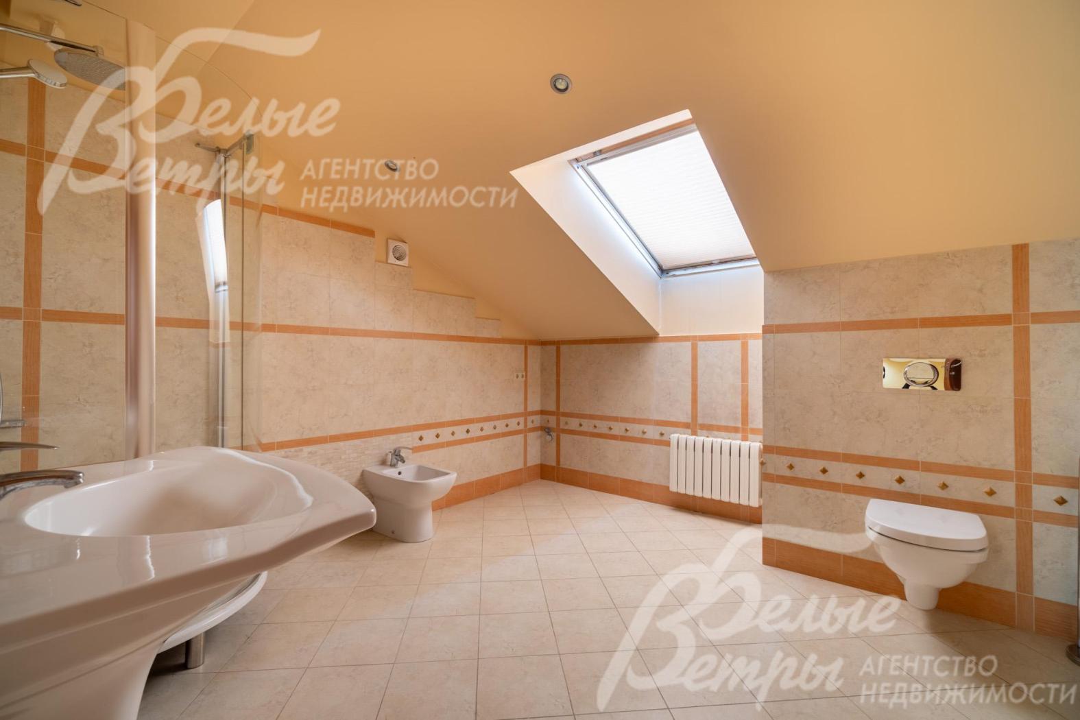 Санузел рядом с игровой - с мансардным окном и душевой