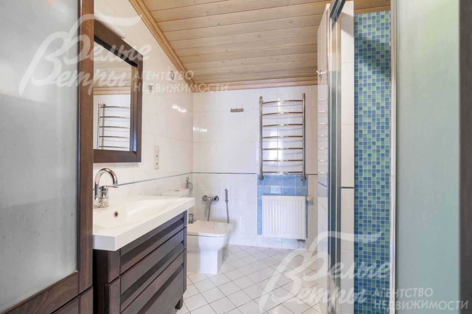 Санузел на втором этаже гостевого дома с душевой: полностью отделан и оснащён сантехникой (под с подогревом)