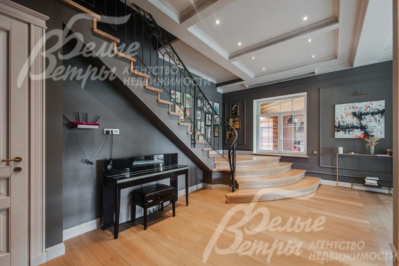 Холл первого этажа