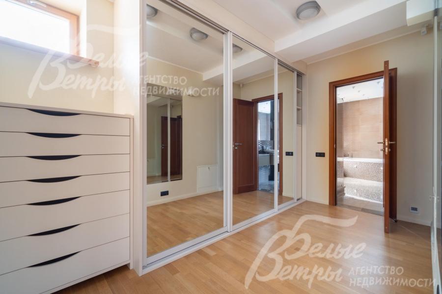 Санузел мастер-спальни соединён с ней гардеробной, оснащённой удобной системой хранения