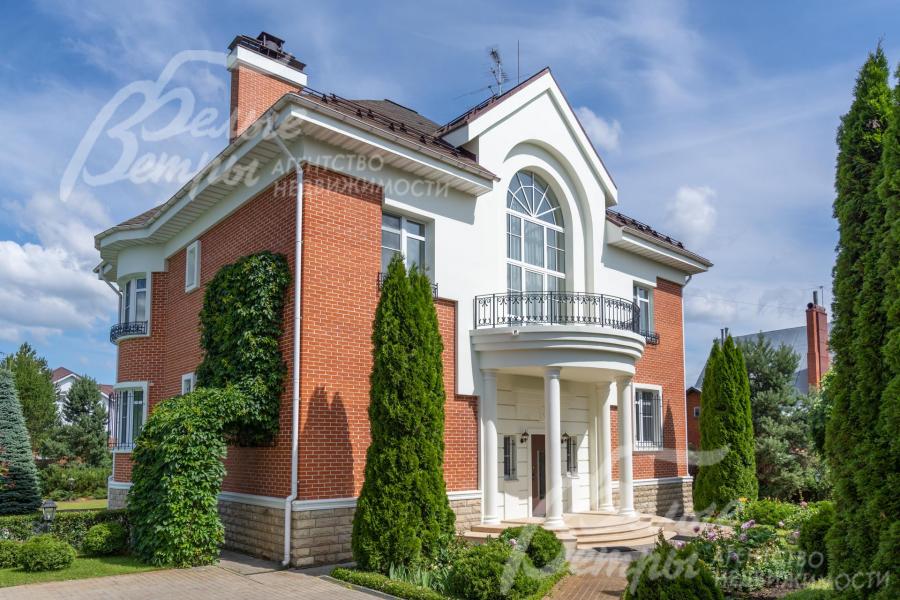 Архитектурно красивый дом под ключ площадью 697 кв.м в обжитом коттеджном поселке Руднево