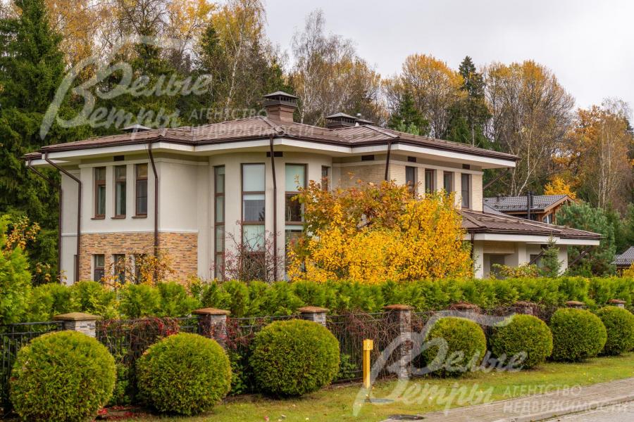 Меблированный дом в современном классическом стиле с элементами английской архитектуры