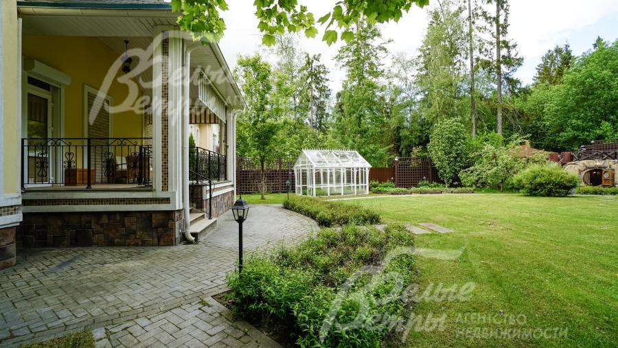 Зона огорода с металлической теплицей в английском стиле