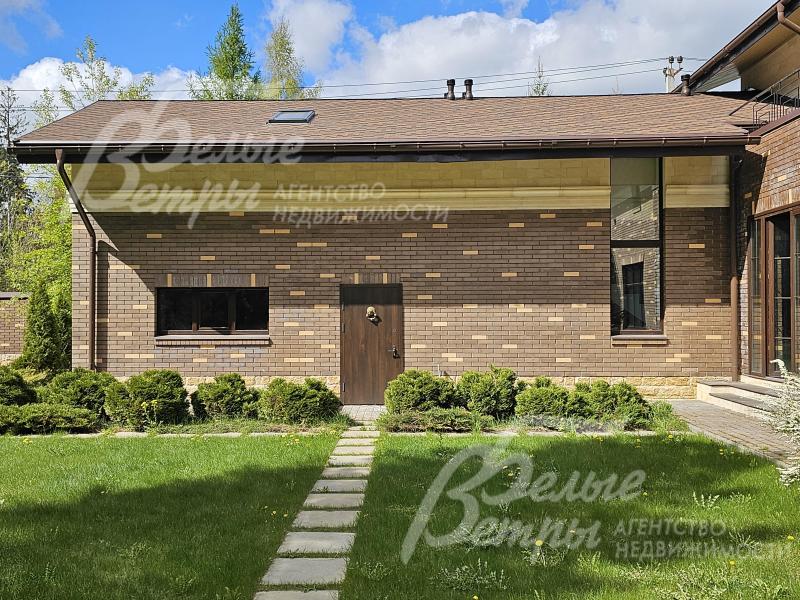 Гостевой блок примыкает к Основному дому и имеет свой собственный вход. 