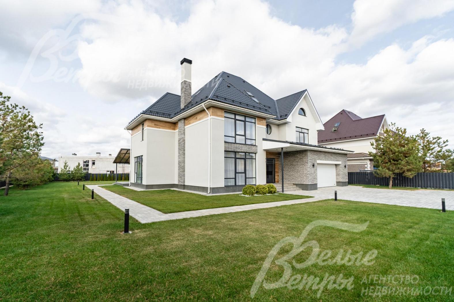 Разведено уличное освещение на доме и по участку, установлены фонари