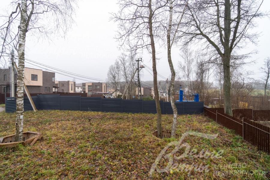 Участок граничит с дубовой рощей, рядом - дома, построенные в том же стиле