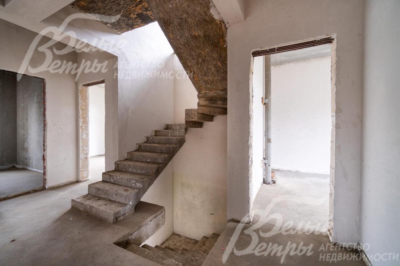 Холл второго этажа: слева и справа от лестницы - спальни, слева - гардеробная