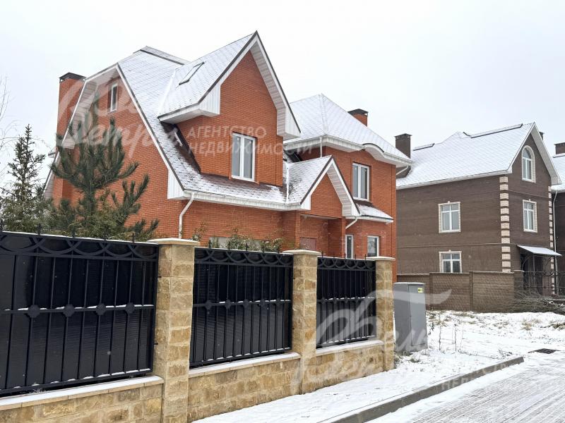 Просторный кирпичный дом под отделку, построенный в классической благородной архитектурной манере