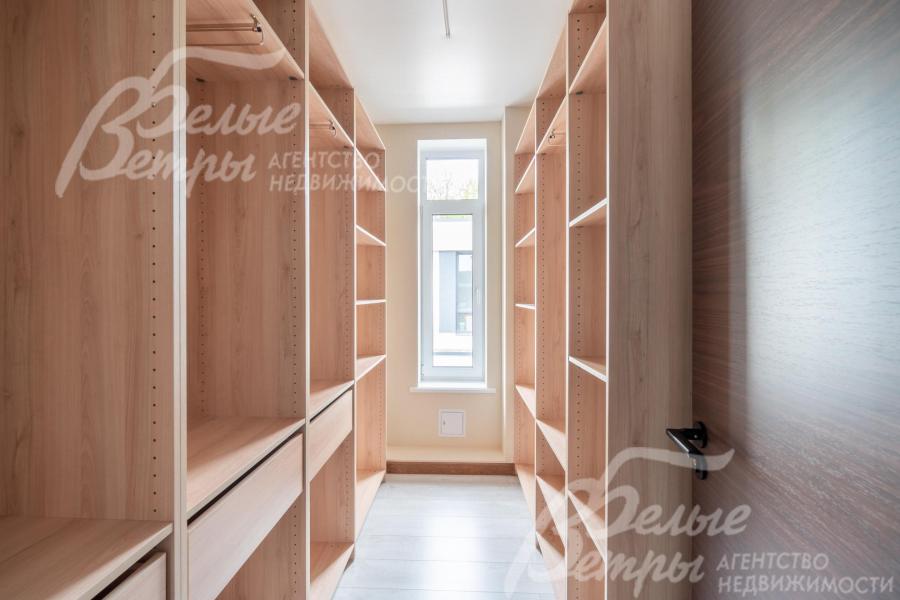 Гардеробные в доме оборудованы удобными системами хранения