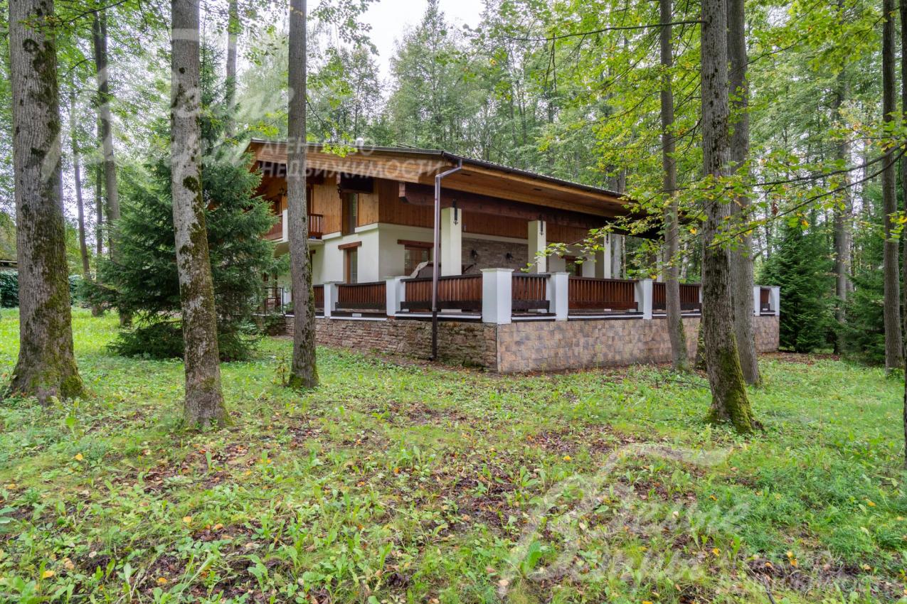 Вид на террасу и дом с участка