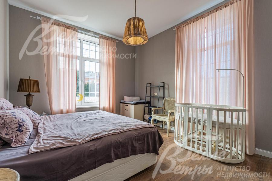 На стенах поклеены обои, на полу - инженерная доска