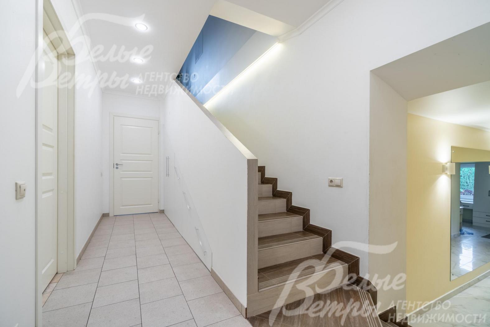 На второй этаж ведёт лестница на бетонном основании, ступени отделаны керамогранитом