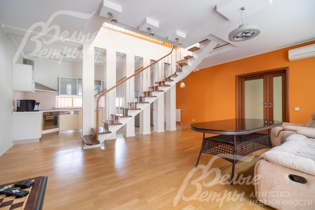 Переход на второй этаж в блоке для персонала