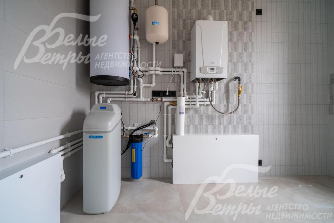В котельной-постирочной система водоподготовки кабинетного типа, газовый котёл и бойлер на 150 л