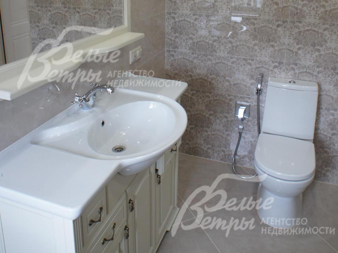 В с/у на полу плитка с водяным подогревом